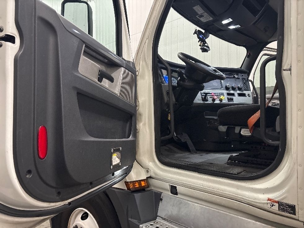 Day Cab Tractor-Heavy Duty Tractors-Freightliner-2020-T12642ST-Norcross-GA-737,406\n\t\tmiles-$ 23,250 - Image 9