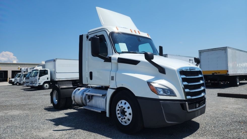 Day Cab Tractor-Heavy Duty Tractors-Freightliner-2020-T12642ST-Ocala-FL-614,605\n\t\tmiles-$ 29,750 - Image 1
