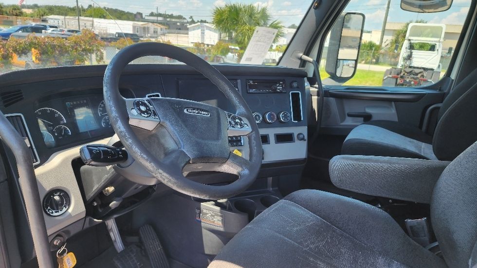 Day Cab Tractor-Heavy Duty Tractors-Freightliner-2020-T12642ST-Ocala-FL-614,605\n\t\tmiles-$ 29,750 - Image 10