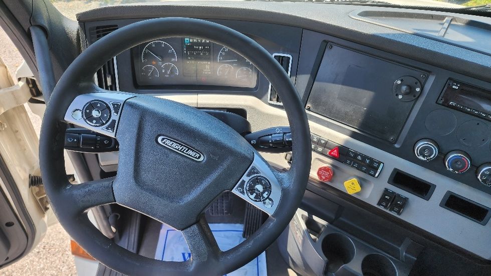 Day Cab Tractor-Heavy Duty Tractors-Freightliner-2020-T12642ST-Ocala-FL-614,605\n\t\tmiles-$ 29,750 - Image 11