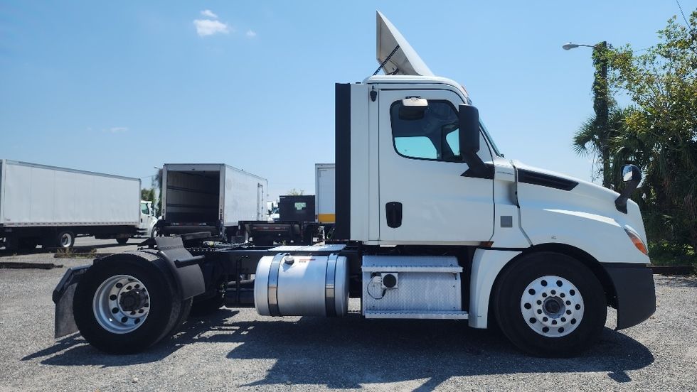 Day Cab Tractor-Heavy Duty Tractors-Freightliner-2020-T12642ST-Ocala-FL-614,605\n\t\tmiles-$ 29,750 - Image 8