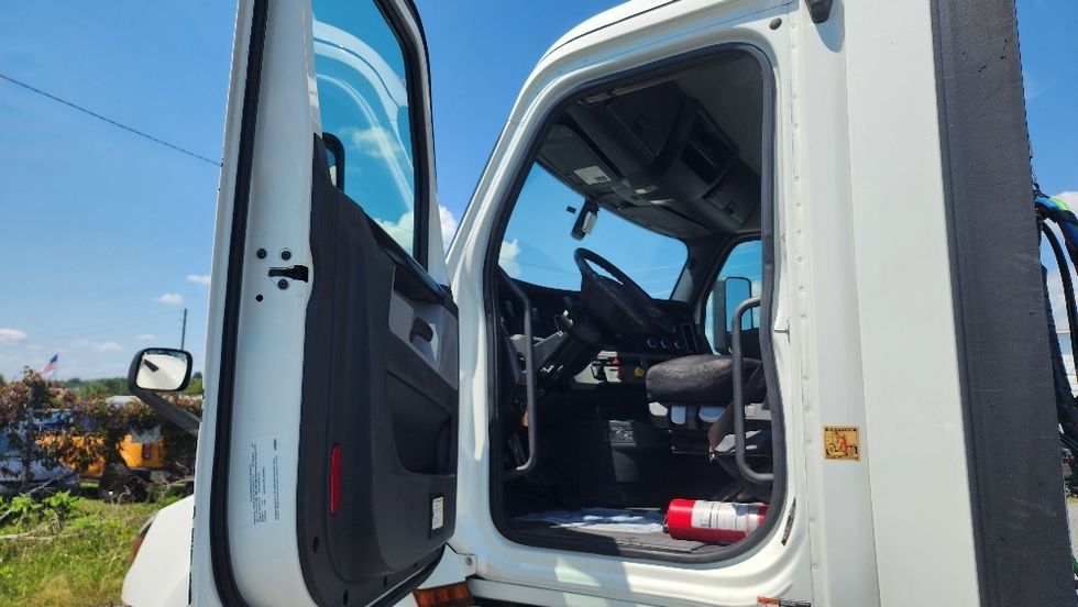 Day Cab Tractor-Heavy Duty Tractors-Freightliner-2020-T12642ST-Ocala-FL-614,605\n\t\tmiles-$ 29,750 - Image 9