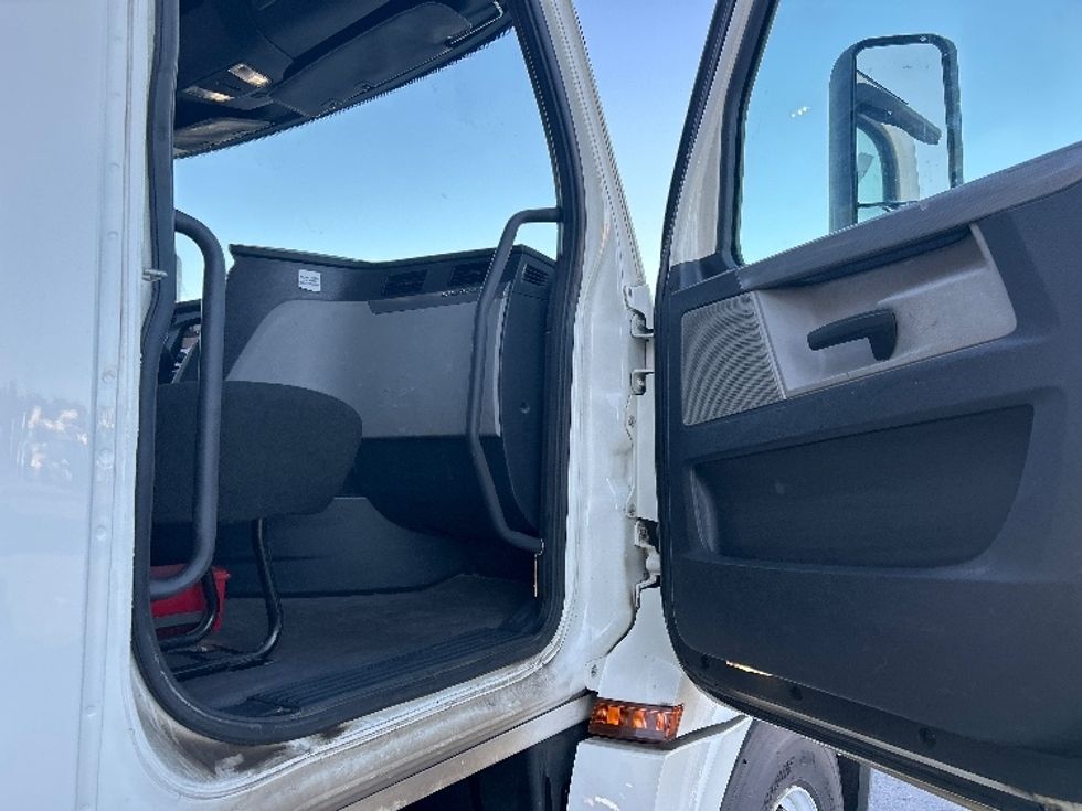 Day Cab Tractor-Heavy Duty Tractors-Freightliner-2020-T12642ST-Omaha-NE-385,558\n\t\tmiles-$ 33,250 - Image 12