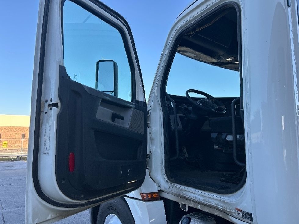 Day Cab Tractor-Heavy Duty Tractors-Freightliner-2020-T12642ST-Omaha-NE-385,558\n\t\tmiles-$ 33,250 - Image 9