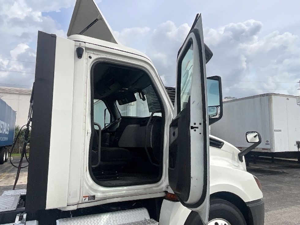 Day Cab Tractor-Heavy Duty Tractors-Freightliner-2020-T12642ST-Orlando-FL-450,035\n\t\tmiles-$ 40,000 - Image 12