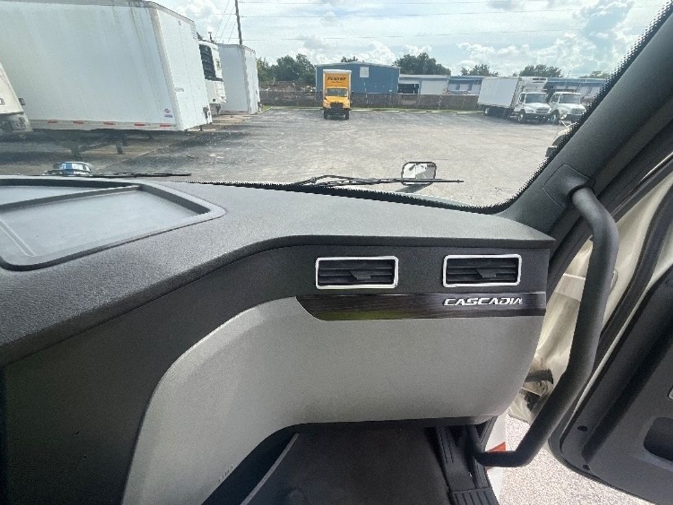 Day Cab Tractor-Heavy Duty Tractors-Freightliner-2020-T12642ST-Orlando-FL-450,035\n\t\tmiles-$ 40,000 - Image 13