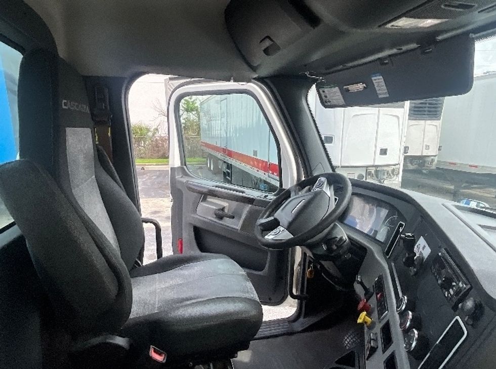 Day Cab Tractor-Heavy Duty Tractors-Freightliner-2020-T12642ST-Orlando-FL-450,035\n\t\tmiles-$ 40,000 - Image 14