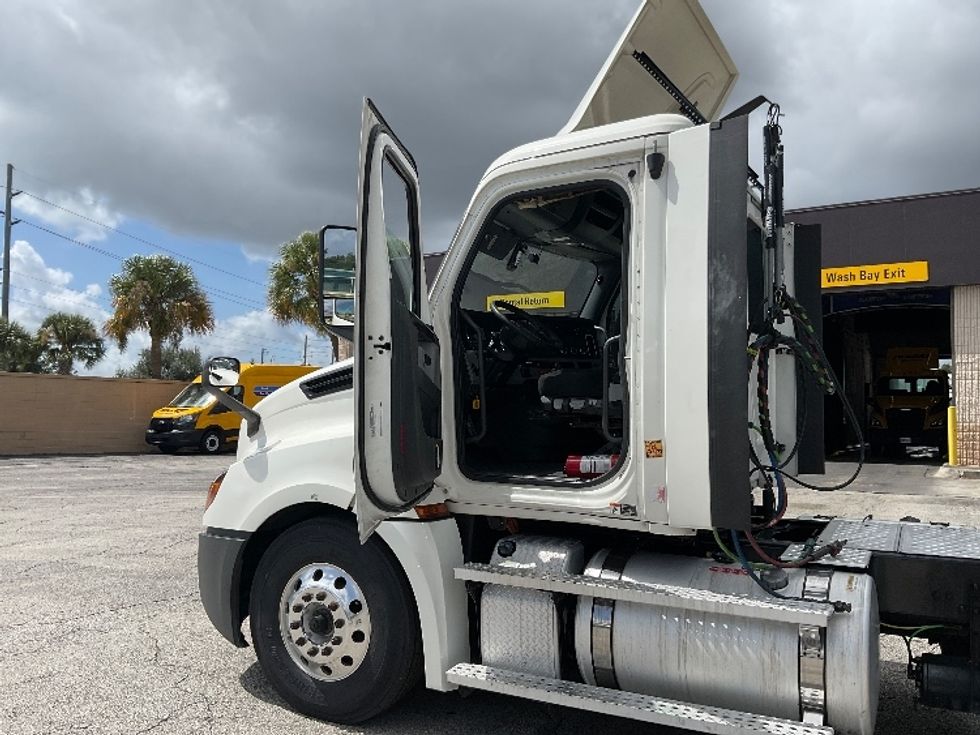 Day Cab Tractor-Heavy Duty Tractors-Freightliner-2020-T12642ST-Orlando-FL-450,035\n\t\tmiles-$ 40,000 - Image 9