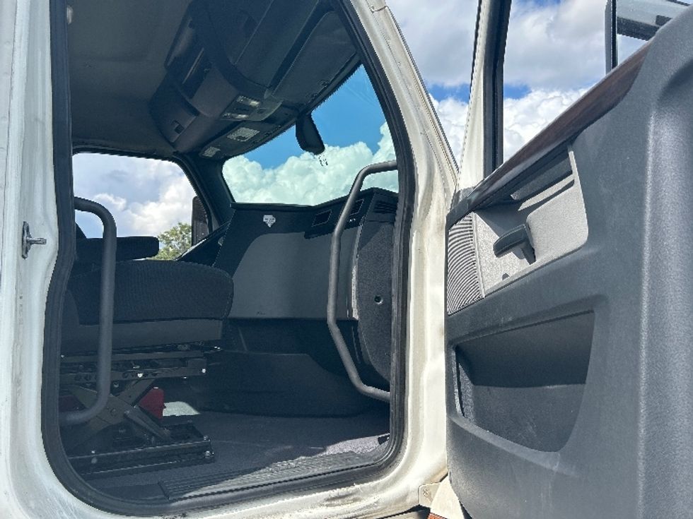 Day Cab Tractor-Heavy Duty Tractors-Freightliner-2020-T12642ST-Orlando-FL-645,497\n\t\tmiles-$ 25,500 - Image 12