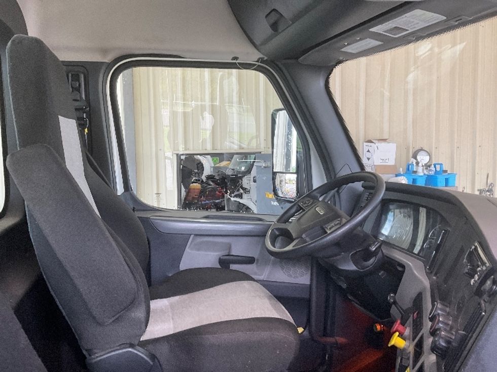 Day Cab Tractor-Heavy Duty Tractors-Freightliner-2020-T12642ST-Panama City-FL-137,515\n\t\tmiles-$ 58,750 - Image 14