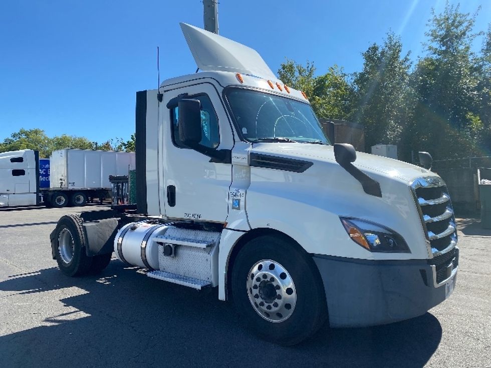 2020 Freightliner Cascadia 113" sleeper cab photo 18