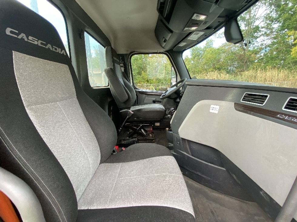 Day Cab Tractor-Heavy Duty Tractors-Freightliner-2020-T12642ST-Parsippany-NJ-387,943\n\t\tmiles-$ 38,250 - Image 14