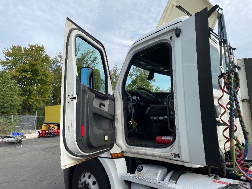 Day Cab Tractor-Heavy Duty Tractors-Freightliner-2020-T12642ST-Parsippany-NJ-387,943\n\t\tmiles-$ 38,250 - Image 9
