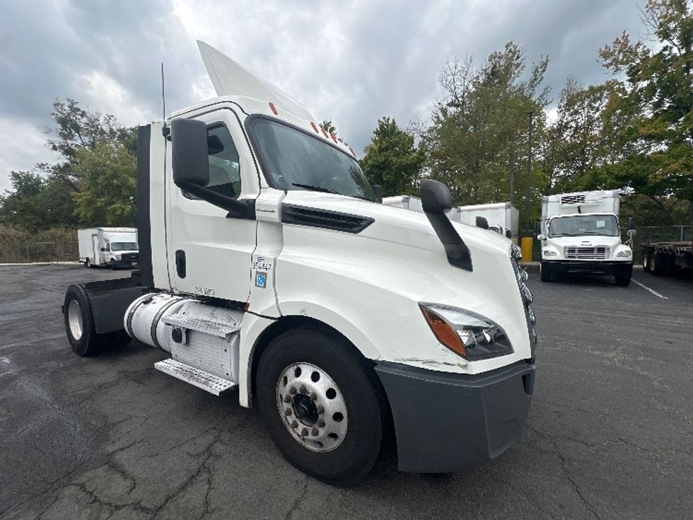 Day Cab Tractor-Heavy Duty Tractors-Freightliner-2020-T12642ST-Parsippany-NJ-390,227\n\t\tmiles-$ 38,000 - Image 1