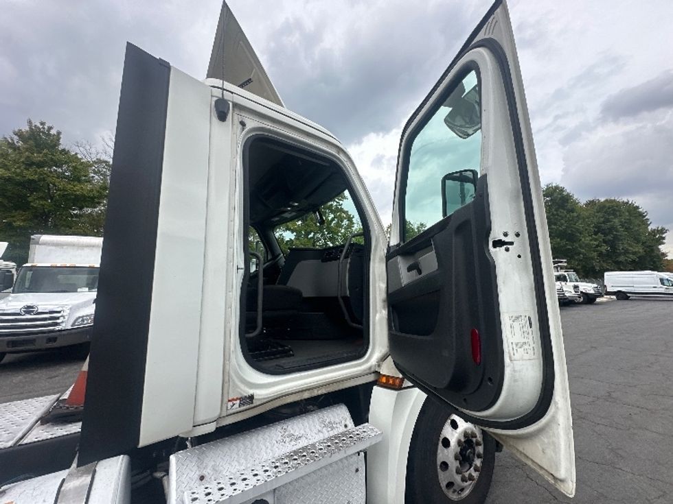 Day Cab Tractor-Heavy Duty Tractors-Freightliner-2020-T12642ST-Parsippany-NJ-390,227\n\t\tmiles-$ 38,000 - Image 12