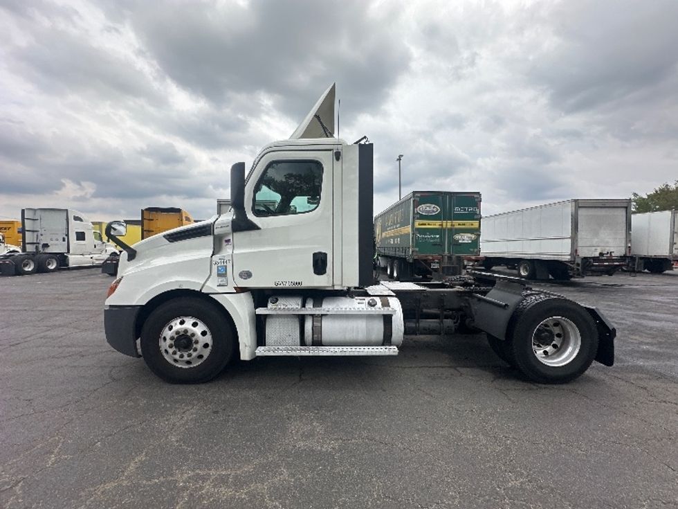 Day Cab Tractor-Heavy Duty Tractors-Freightliner-2020-T12642ST-Parsippany-NJ-390,227\n\t\tmiles-$ 38,000 - Image 4