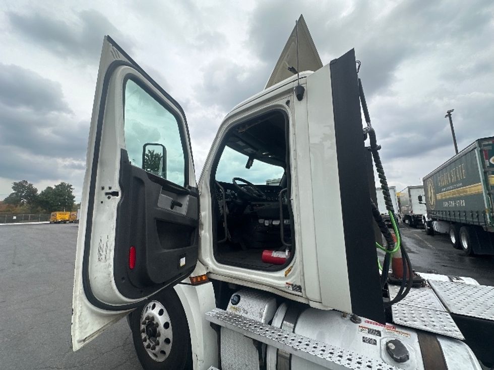 Day Cab Tractor-Heavy Duty Tractors-Freightliner-2020-T12642ST-Parsippany-NJ-390,227\n\t\tmiles-$ 38,000 - Image 9