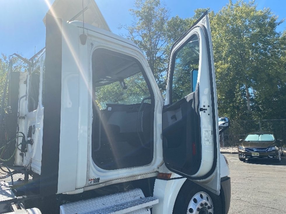 Day Cab Tractor-Heavy Duty Tractors-Freightliner-2020-T12642ST-Parsippany-NJ-391,297\n\t\tmiles-$ 38,000 - Image 12