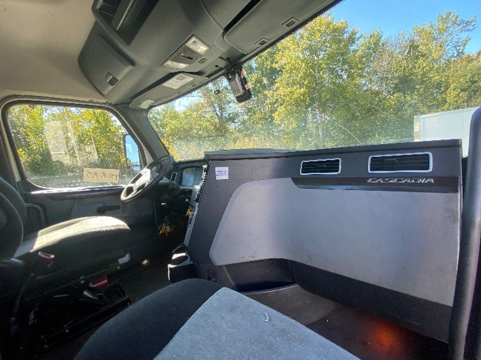 Day Cab Tractor-Heavy Duty Tractors-Freightliner-2020-T12642ST-Parsippany-NJ-391,297\n\t\tmiles-$ 38,000 - Image 13