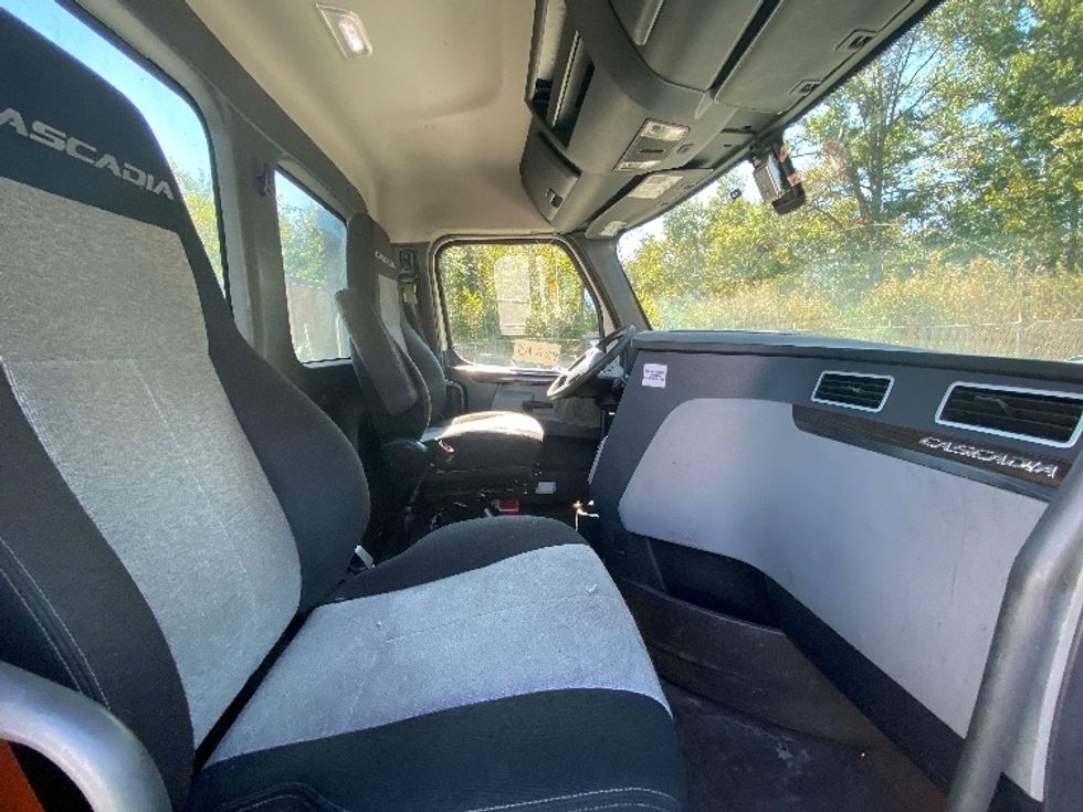 Day Cab Tractor-Heavy Duty Tractors-Freightliner-2020-T12642ST-Parsippany-NJ-391,297\n\t\tmiles-$ 38,000 - Image 14