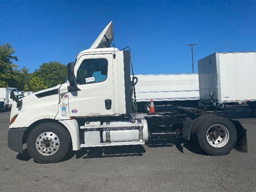 Day Cab Tractor-Heavy Duty Tractors-Freightliner-2020-T12642ST-Parsippany-NJ-391,297\n\t\tmiles-$ 38,000 - Image 4