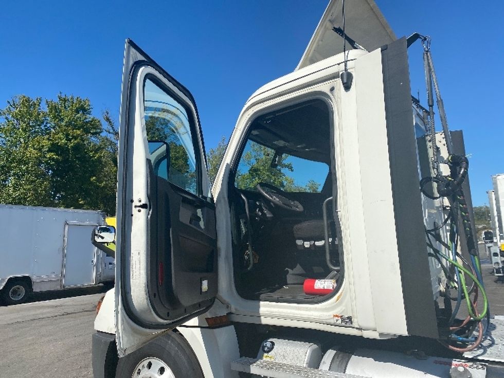 Day Cab Tractor-Heavy Duty Tractors-Freightliner-2020-T12642ST-Parsippany-NJ-391,297\n\t\tmiles-$ 38,000 - Image 9