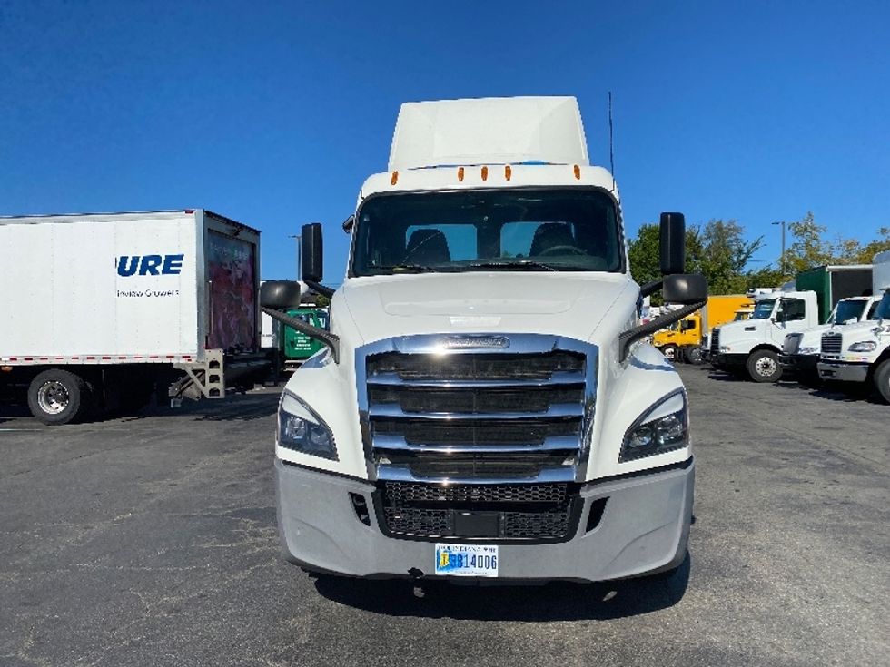 2020 Freightliner Cascadia 126" Day cab photo 2