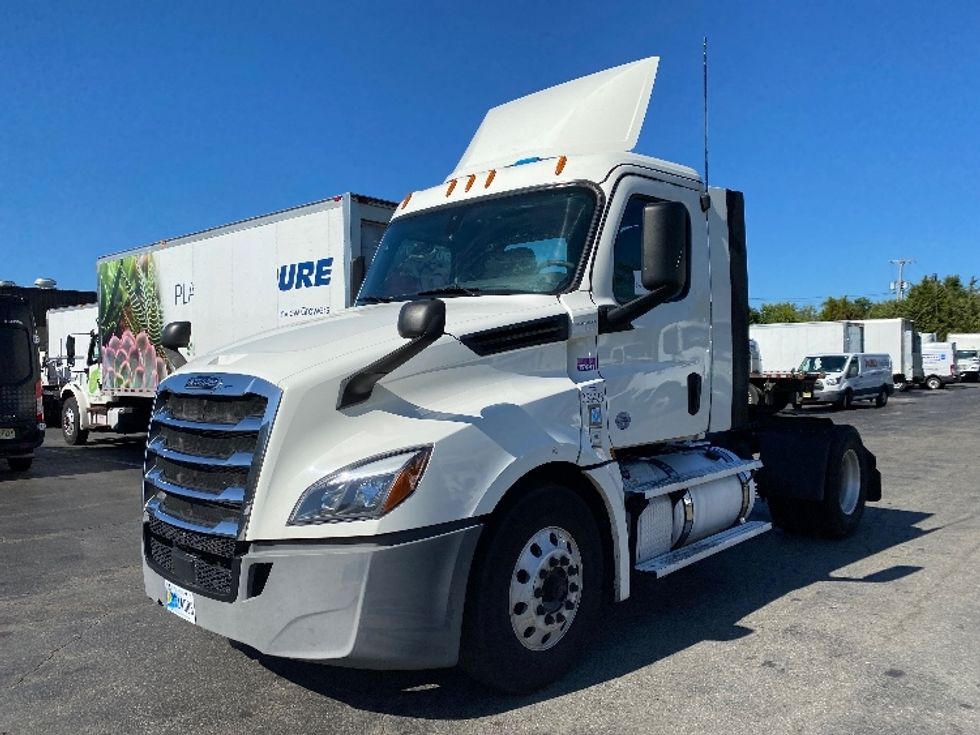 2020 Freightliner Cascadia 126" Day cab photo 3