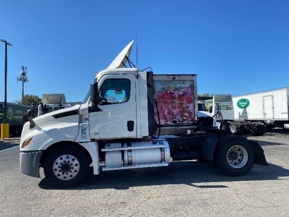 2020 Freightliner Cascadia 126" Day cab photo 4