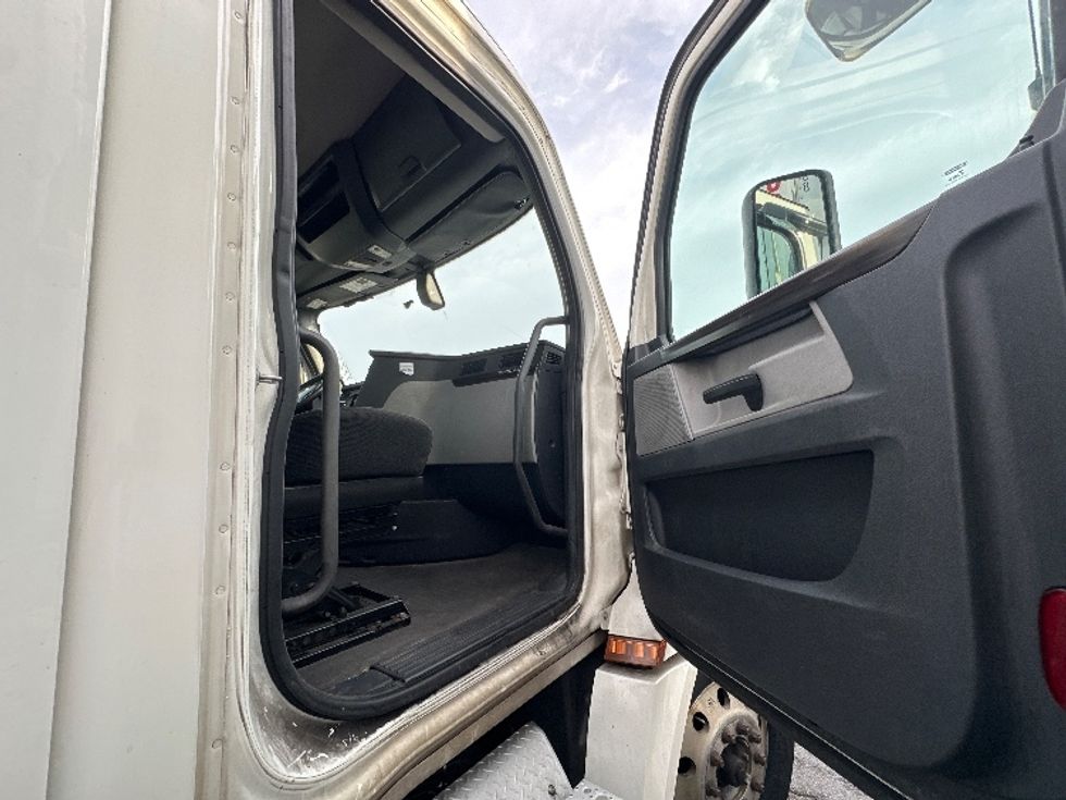 Day Cab Tractor-Heavy Duty Tractors-Freightliner-2020-T12642ST-Parsippany-NJ-516,533\n\t\tmiles-$ 30,250 - Image 12