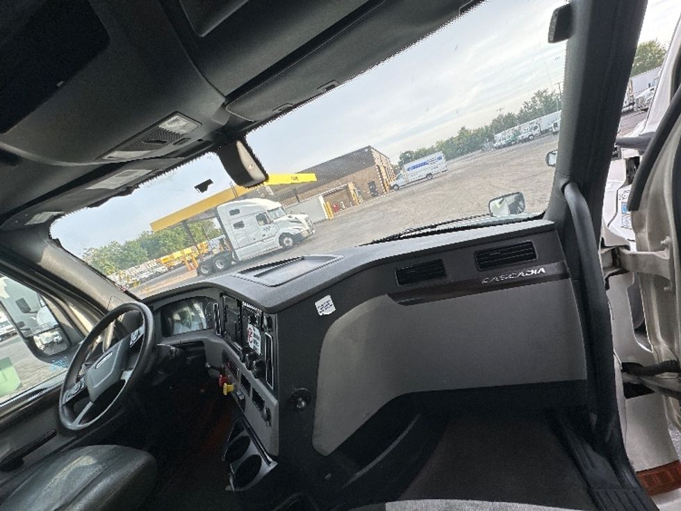 Day Cab Tractor-Heavy Duty Tractors-Freightliner-2020-T12642ST-Parsippany-NJ-516,533\n\t\tmiles-$ 30,250 - Image 13