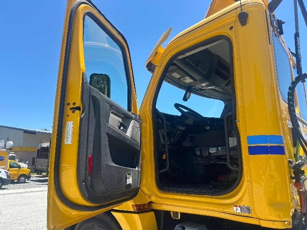 Day Cab Tractor-Heavy Duty Tractors-Freightliner-2020-T12642ST-Pensacola-FL-158,843\n\t\tmiles-$ 48,000 - Image 9