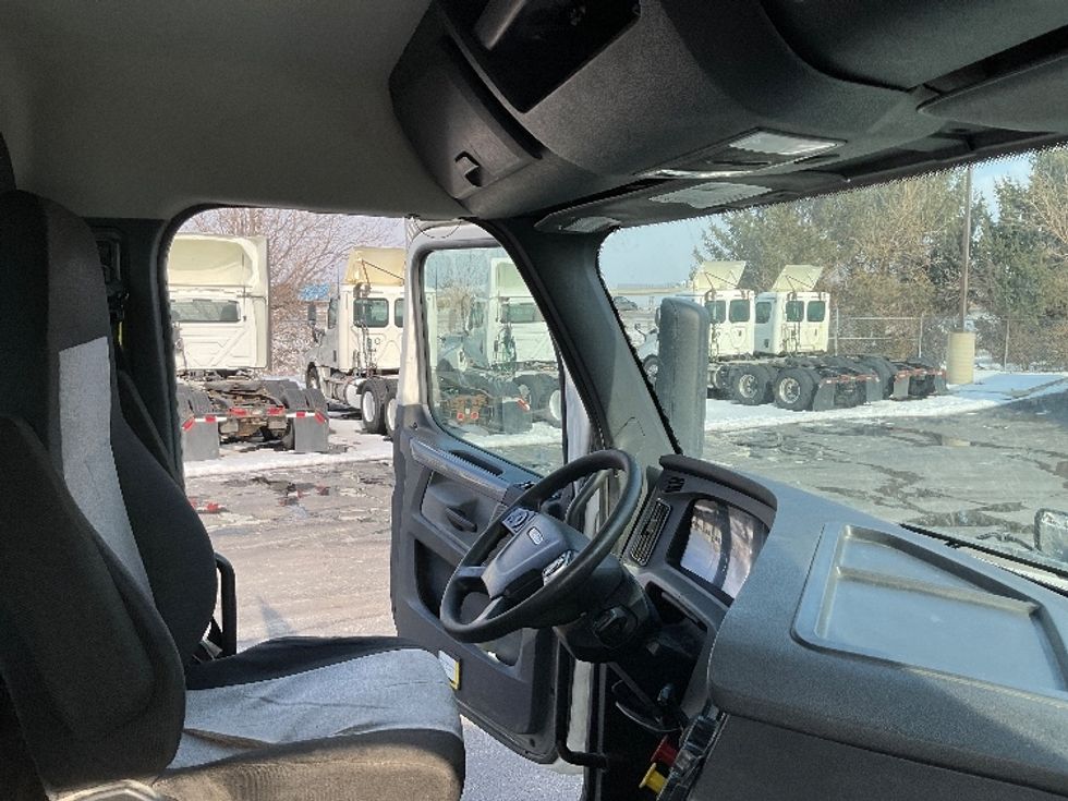 Day Cab Tractor-Heavy Duty Tractors-Freightliner-2020-T12642ST-Perrysburg-OH-502,131\n\t\tmiles-$ 31,000 - Image 14