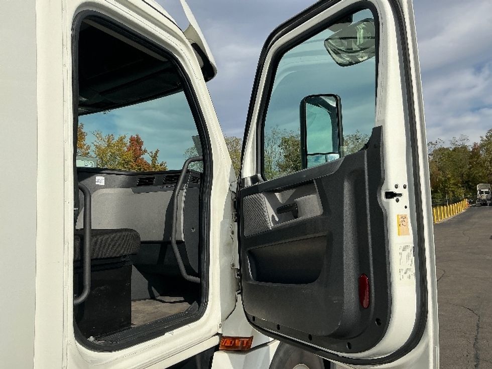 Day Cab Tractor-Heavy Duty Tractors-Freightliner-2020-T12642ST-Piqua-OH-260,186\n\t\tmiles-$ 43,000 - Image 12