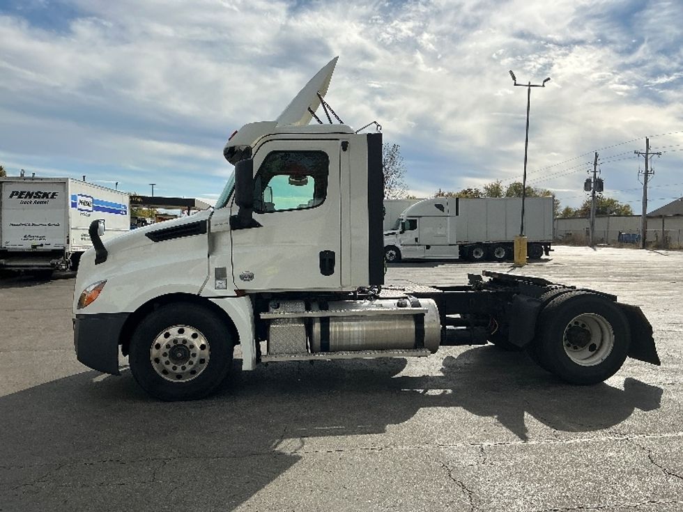 Day Cab Tractor-Heavy Duty Tractors-Freightliner-2020-T12642ST-Piqua-OH-260,186\n\t\tmiles-$ 43,000 - Image 4