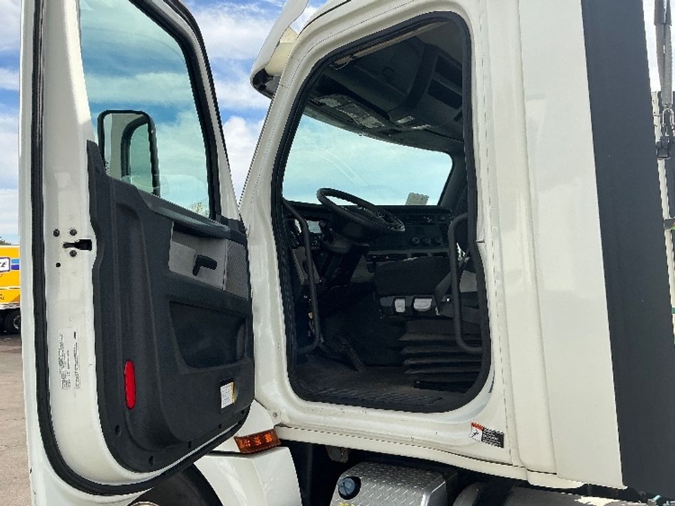 Day Cab Tractor-Heavy Duty Tractors-Freightliner-2020-T12642ST-Piqua-OH-260,186\n\t\tmiles-$ 43,000 - Image 9