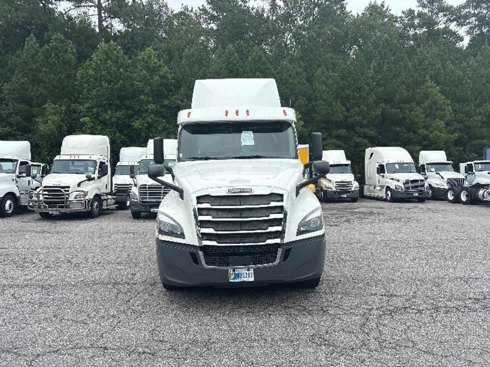 2020 Freightliner Cascadia 126" Day cab photo 2