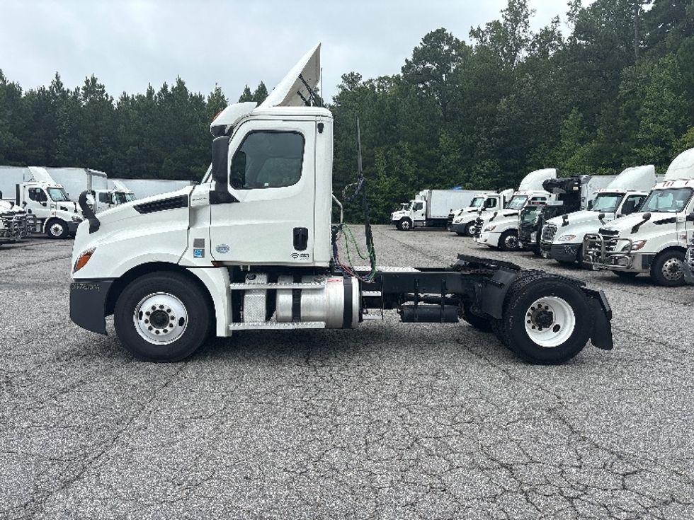 2020 Freightliner Cascadia 126" Day cab photo 3