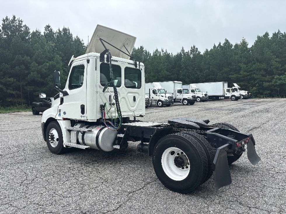 2020 Freightliner Cascadia 126" Day cab photo 4