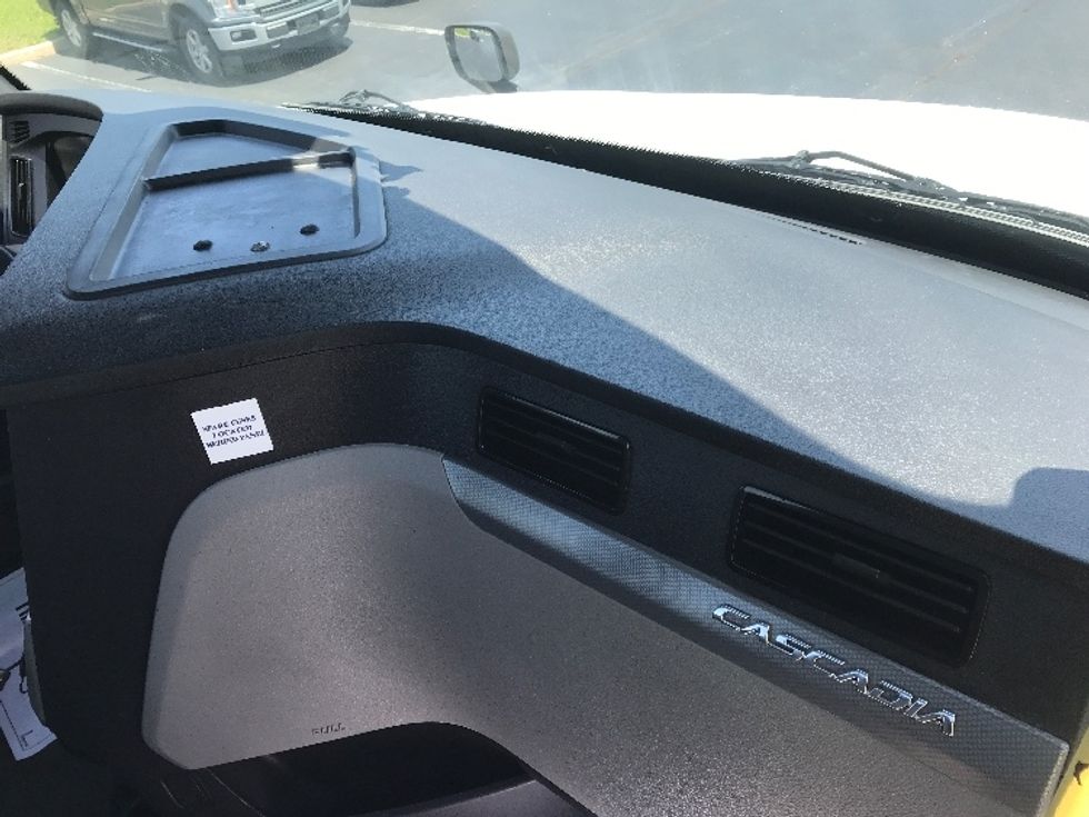 Day Cab Tractor-Heavy Duty Tractors-Freightliner-2020-T12642ST-Reading-PA-519,820\n\t\tmiles-$ 32,500 - Image 11