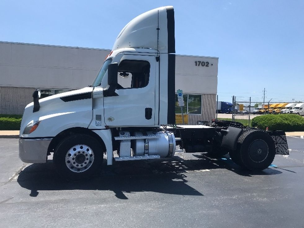 Day Cab Tractor-Heavy Duty Tractors-Freightliner-2020-T12642ST-Reading-PA-519,876\n\t\tmiles-$ 26,000 - Image 2