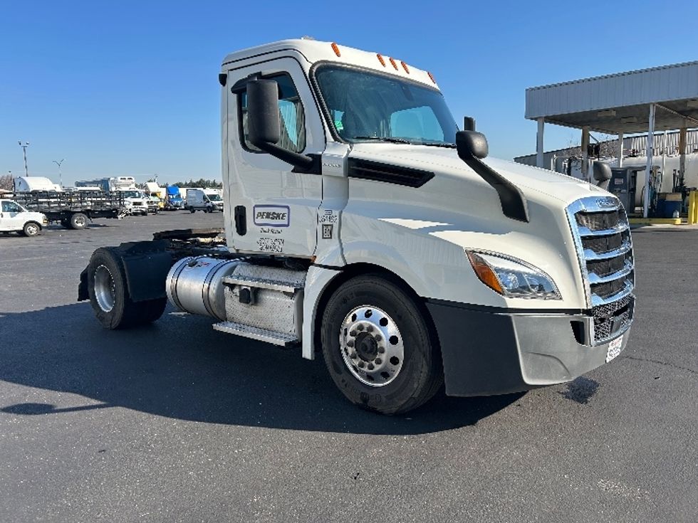 Day Cab Tractor-Heavy Duty Tractors-Freightliner-2020-T12642ST-Sacramento-CA-426,038\n\t\tmiles-$ 49,000 - Image 1