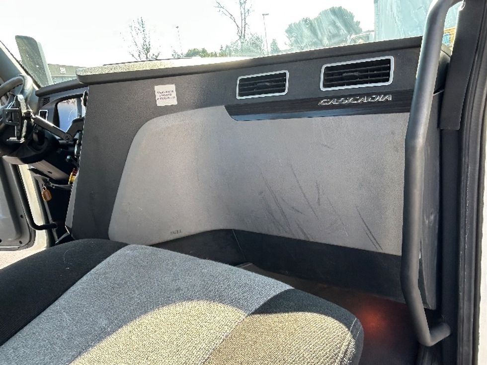 Day Cab Tractor-Heavy Duty Tractors-Freightliner-2020-T12642ST-Sacramento-CA-426,038\n\t\tmiles-$ 49,000 - Image 13