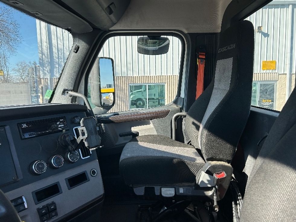 Day Cab Tractor-Heavy Duty Tractors-Freightliner-2020-T12642ST-Sacramento-CA-426,038\n\t\tmiles-$ 49,000 - Image 14