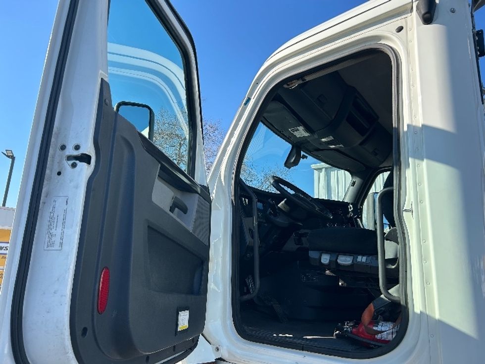 Day Cab Tractor-Heavy Duty Tractors-Freightliner-2020-T12642ST-Sacramento-CA-426,038\n\t\tmiles-$ 49,000 - Image 9