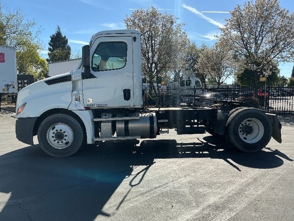 Day Cab Tractor-Heavy Duty Tractors-Freightliner-2020-T12642ST-Sacramento-CA-65,729\n\t\tmiles-$ 70,000 - Image 4