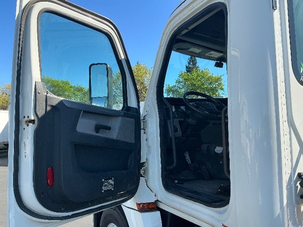 Day Cab Tractor-Heavy Duty Tractors-Freightliner-2020-T12642ST-Sacramento-CA-65,729\n\t\tmiles-$ 70,000 - Image 9