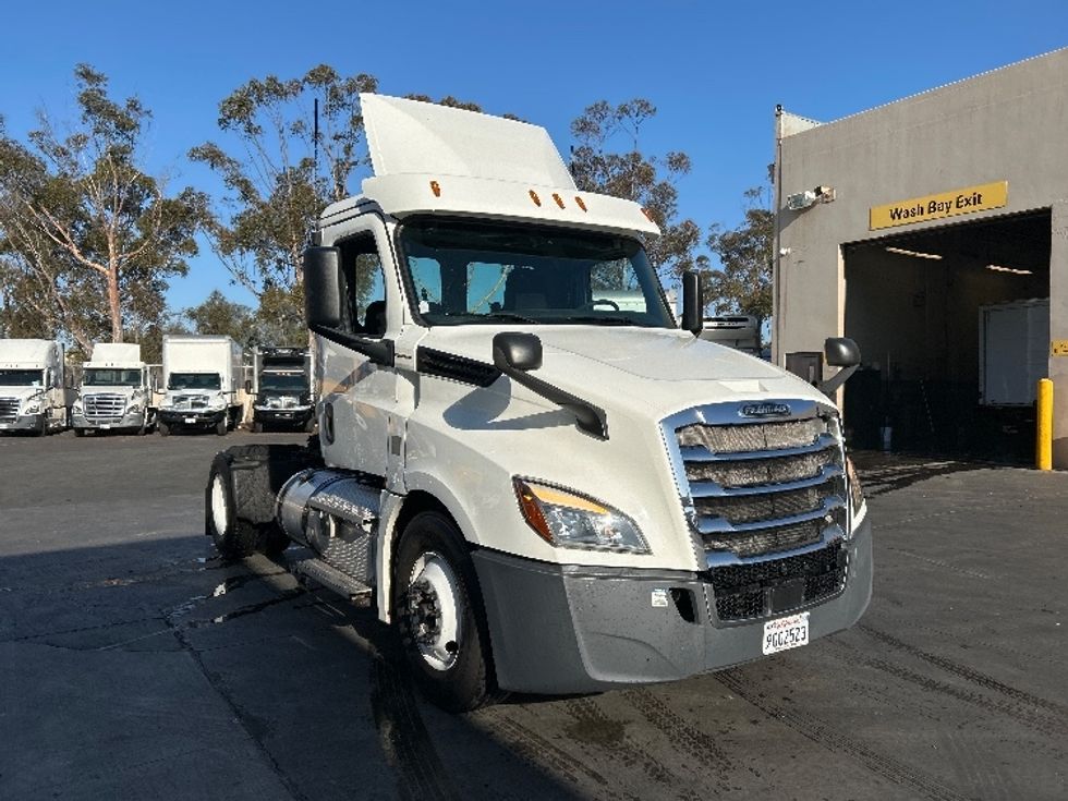 2018 International LT625 LT photo 16