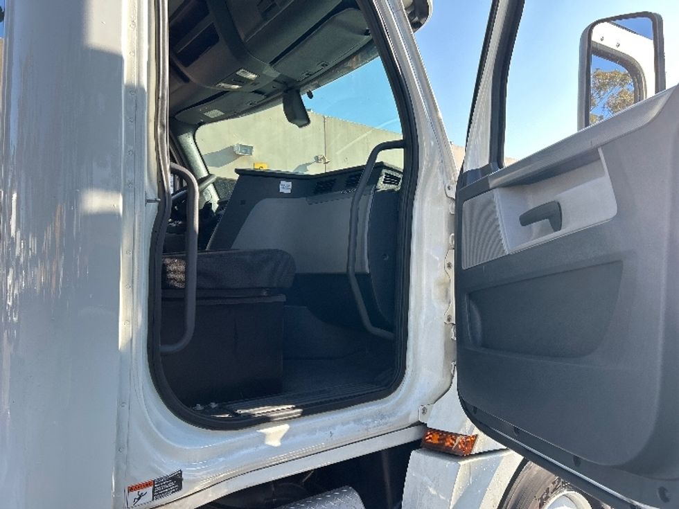 Day Cab Tractor-Heavy Duty Tractors-Freightliner-2020-T12642ST-San Diego-CA-243,340\n\t\tmiles-$ 63,500 - Image 12