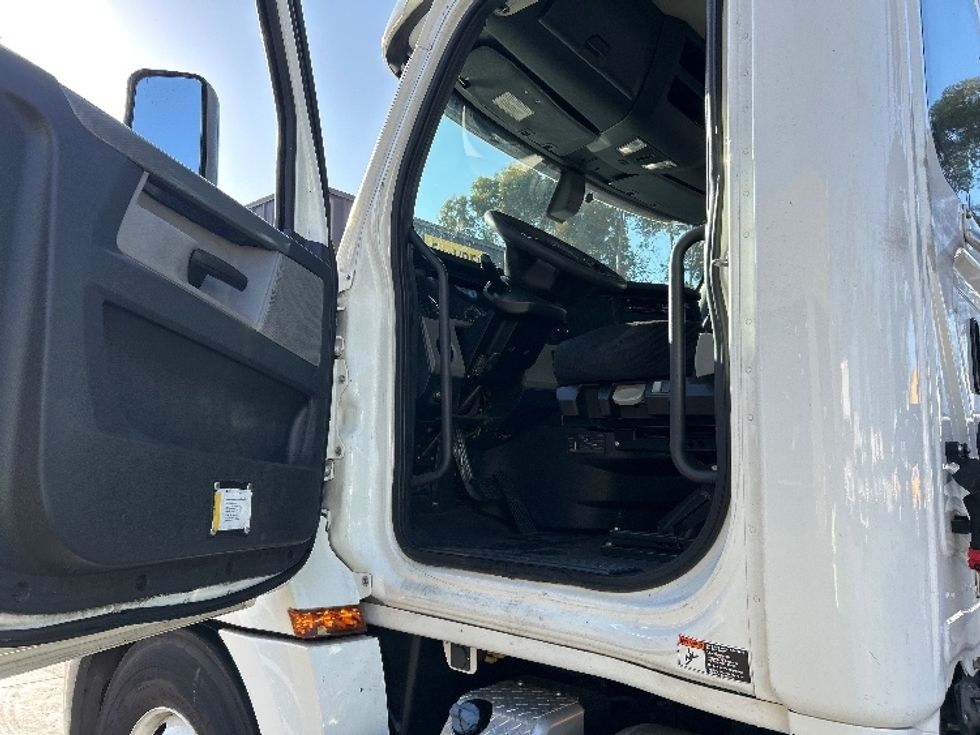 Day Cab Tractor-Heavy Duty Tractors-Freightliner-2020-T12642ST-San Diego-CA-243,340\n\t\tmiles-$ 63,500 - Image 9